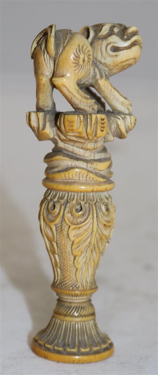 An unusual Chinese ivory seal handle, first half 19th century, 9.3cm